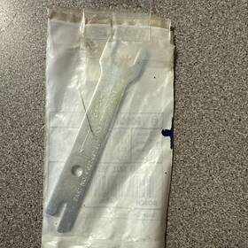 9601497907-424 Bosch Key