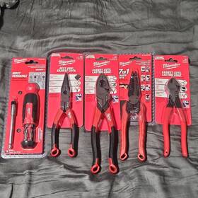 48-22-2871 Milwaukee Hand Tool Set 5 Pieces Screwdriver Pliers Wire Stripper Red/black