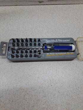 Sw1012 Smith & Wesson And 30 Piece Screwdriver Bit Set Magnetic Tip Gutmann Cutlery