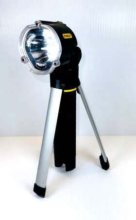 95-112b Stanley Tripod Flashlight Aa Led 30 Lumens 246 Ft Beam Distance 41h Euc