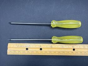 9624 Urrea 2 Small Screwdrivers 1/8 Inch X 4 Made In Mexico Vintage Nos